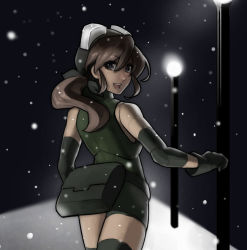 Rule 34 | 1girl, bandana, bike shorts, black gloves, borrowed character, brown eyes, brown hair, doll joints, elbow pads, eu03, fanny pack, gloves, goggles, goggles on head, joints, long hair, looking back, original, plume (junkpuyo), ponytail, smile, snowing, solo, thighhighs