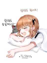 Rule 34 | 1girl, :3, animal, artist name, bad id, bad pixiv id, black bow, bow, cat, closed mouth, commentary request, dokomon, closed eyes, facing viewer, hair bow, head tilt, highres, korean commentary, korean text, light brown hair, lying, on stomach, one side up, open mouth, original, pillow, shirt, short sleeves, solo, teeth, translation request, under covers, upper teeth only, white background, white shirt