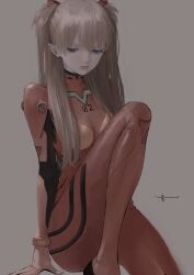 Rule 34 | 12yun30, 1girl, blue eyes, bodysuit, breasts, commentary, expressionless, frown, grey background, highres, knee up, light brown hair, long hair, looking down, neon genesis evangelion, plugsuit, rebuild of evangelion, red bodysuit, simple background, sitting, small breasts, solo, souryuu asuka langley, two side up