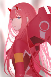 1girl artist_name blunt_bangs blurry blurry_background bodysuit breasts darling_in_the_franxx from_side green_eyes hairband horns long_hair looking_at_viewer mecha_pilot_suit medium_breasts open_mouth pink_hair red_bodysuit red_horns simple_background solo straight_hair vandraws white_hairband zero_two_(darling_in_the_franxx)