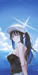 Rule 34 | 1girl, bare shoulders, black hair, blue archive, blue eyes, hat, highres, looking at viewer, moda (mo da 3), multicolored hair, outdoors, ponytail, saori (blue archive), smile, solo, two-tone hair, white hat
