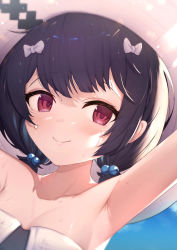 Rule 34 | 1girl, armpits, arms up, bare shoulders, black hair, blue sky, blush, bow, closed mouth, collarbone, commentary, day, granblue fantasy, hair bow, hat, highres, looking at viewer, outdoors, red eyes, sky, smile, solo, symbol-only commentary, uneg, upper body, vikala (granblue fantasy), wet, wet hair, white bow, white hat