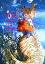 Rule 34 | 1girl, 2022, air bubble, animal ears, back cutout, blue background, body markings, brown fur, brown hair, bubble, chinese zodiac, clothing cutout, colored eyelashes, coral, english text, fins, frogfish, glowing, glowing eyes, grin, hair between eyes, hand up, highres, long sleeves, looking at viewer, looking back, mermaid, monster girl, multicolored eyes, new year, off shoulder, orange eyes, original, red pupils, short hair, smile, spines, taur, tiger stripes, underwater, v, waterstaring, white eyes, year of the tiger