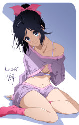 Rule 34 | 1girl, bad id, bad pixiv id, bare shoulders, black hair, blue eyes, bow, clothes lift, commentary, dated, hair ribbon, hibike! euphonium, highres, kasaki nozomi, lifting own clothes, looking at viewer, navel, nii manabu, ponytail, revision, ribbon, shirt, shirt lift, signature, simple background, smile, socks, solo, stomach, white background