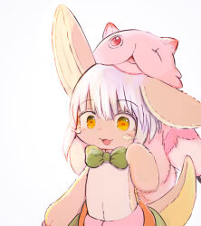 Rule 34 | 1other, :3, androgynous, animal ears, body fur, bow, brown fur, furry, green bow, highres, horizontal pupils, long hair, looking at viewer, made in abyss, mitty (made in abyss), nanachi (made in abyss), open mouth, other focus, pumichi, simple background, smile, topless, white hair, yellow eyes