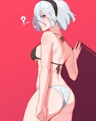 Rule 34 | 1girl, 2b (nier:automata), ?, ass, bikini, black bikini, black hairband, blue eyes, blush, breasts, commentary request, corrupted twitter file, cowboy shot, hairband, highres, looking at viewer, medium breasts, mismatched bikini, mole, mole under mouth, nier:automata, nier (series), penguinwhodraw, red background, short hair, simple background, solo, spanish commentary, swimsuit, white bikini, white hair