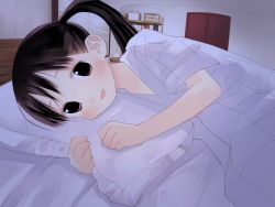 Rule 34 | 1girl, bed, brown eyes, game cg, indoors, kusanagi koyori, lying, makino sanae, natsukashi, on bed, on side, pajamas, pillow, ponytail, solo, window blinds