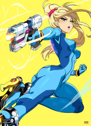 Rule 34 | 1girl, artist name, ass, blonde hair, blue bodysuit, blue eyes, blush, bodysuit, breasts, fighting stance, gloves, gun, high ponytail, highres, lips, long hair, looking at viewer, medium breasts, metroid, mole, mole under mouth, nintendo, open mouth, ponytail, samus aran, simple background, skin tight, smile, solo, super smash bros., thighs, tom skender, weapon, yellow background, zero suit