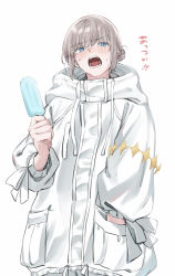 Rule 34 | 1boy, baggy clothes, blonde hair, blue eyes, blush, bow, commentary request, cowboy shot, crown, diamond (shape), diamond crown, fate/grand order, fate (series), food, hair bun, hairband, hand in pocket, hand up, highres, holding, holding food, holding popsicle, hood, hood down, jacket, long sleeves, looking at viewer, male focus, oberon (fate), open mouth, pants, popsicle, sausu hitori, short hair, shorts, simple background, solo, sweat, tagme, teeth, turtleneck, turtleneck jacket, white background, white bow, white jacket, white pants, white shorts, yellow hairband, yellow headwear