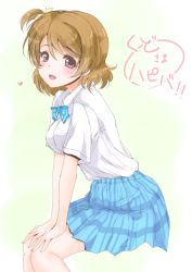 Rule 34 | 10s, 1girl, blue bow, blue bowtie, blue skirt, blush, bow, bowtie, breasts, brown hair, collared shirt, frapowa, from side, green background, hands on own knees, heart, invisible chair, koizumi hanayo, looking at viewer, love live!, love live! school idol project, one side up, purple eyes, school uniform, shirt, short hair, short sleeves, sitting, skirt, smile, solo, swept bangs, white shirt