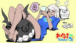 Rule 34 | 1girl, bare legs, barefoot, blonde hair, blue shirt, cellphone, commentary request, dark-skinned female, dark skin, drawing, feet, guilty gear, guilty gear xrd, hair between eyes, holding, holding phone, jin (mugenjin), lying, naked shirt, no pants, on back, orange eyes, pen, phone, ramlethal valentine, ringed eyes, sharp teeth, shirt, short hair, short sleeves, simple background, smartphone, soles, solo, speech bubble, spoken squiggle, squiggle, teeth, toes, yellow background
