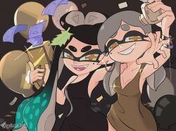 2girls artist_name banknote black_background black_hair bow-shaped_hair callie_(splatoon) camera commentary cousins earrings english_commentary glint gradient_hair green_hair grey_eyes highres holding holding_camera hoop_earrings inkling jewelry marie_(splatoon) mole mole_under_eye money multicolored_hair multiple_girls nintendo open_mouth smile splatoon_(series) splatoon_3 star-shaped_pupils star_(symbol) symbol-shaped_pupils teeth thick_eyebrows twitter_username two-tone_hair yellow_eyes yuinendroid