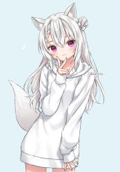 1girl :3 animal_ears blue_background bow closed_mouth commentary_request fox_ears fox_girl fox_tail hair_between_eyes hair_bow hair_bun head_tilt heart hood hood_down hoodie long_hair long_hoodie original purple_eyes side_bun simple_background single_hair_bun single_side_bun smile solo tail twitter_username very_long_hair white_bow white_hair white_hoodie yumoran