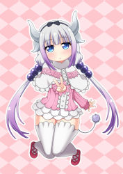 Rule 34 | 10s, 1girl, 7nanappe, blue eyes, capelet, checkered background, dragon girl, dragon horns, dragon tail, hair bobbles, hair ornament, hairband, highres, horns, kanna kamui, kobayashi-san chi no maidragon, light purple hair, long hair, looking at viewer, low twintails, solo, tail, thighhighs, twintails, v, white thighhighs, zettai ryouiki