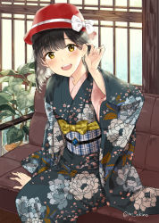 Rule 34 | 1girl, :d, arm support, black kimono, blush, bow, commentary request, couch, floral print, hand up, hat, hat bow, indoors, japanese clothes, kimono, long sleeves, looking at viewer, miyabi akino, obi, on couch, open mouth, original, plant, potted plant, print kimono, red hat, sash, sitting, smile, solo, teeth, tucking hair, twitter username, upper teeth only, white bow, wide sleeves, yellow eyes