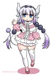 Rule 34 | 1girl, :o, blue eyes, blunt bangs, blush, dragon girl, dragon horns, dress, grey hair, hairband, hand up, horns, kanna kamui, kobayashi-san chi no maidragon, long hair, long sleeves, looking at viewer, low twintails, parted lips, pink dress, shake-o, shoes, simple background, solo, standing, standing on one leg, tail, thighhighs, twintails, very long hair, waving, white background, white thighhighs