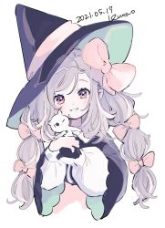 Rule 34 | 1girl, animal, animal hug, artist name, black headwear, bow, cat, commentary request, dated, grey hair, hair bow, highres, jikuno, long hair, long sleeves, looking at viewer, original, pink bow, pink eyes, simple background, solo, upper body, white background, wide sleeves, witch