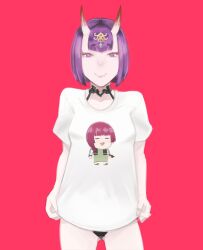Rule 34 | 1girl, absurdres, bob cut, bocchi the rock!, breasts, commentary, commission, cowboy shot, english commentary, eyeliner, fang, fate/grand order, fate (series), gluteal fold, highres, hiroi kikuri, horns, makeup, purple eyes, red background, shirt, shuten douji (fate), skin-covered horns, skin fang, small breasts, solo, t-shirt, xyanaid