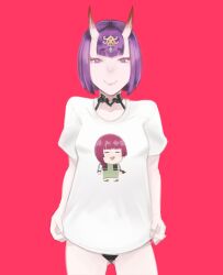 1girl absurdres bob_cut bocchi_the_rock! breasts commentary commission cowboy_shot english_commentary eyeliner fang fate/grand_order fate_(series) gluteal_fold highres hiroi_kikuri horns makeup purple_eyes red_background shirt shuten_douji_(fate) skin-covered_horns skin_fang small_breasts solo t-shirt xyanaid