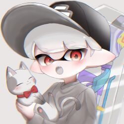 Rule 34 | 1boy, :o, animal, baseball cap, black hat, bow, bowtie, cat, commentary, eyebrows hidden by hair, fang, grey background, grey hair, gun, hat, highres, holding, holding animal, holding cat, inkling, inkling boy, inkling player character, male focus, nintendo, open mouth, pointy ears, red bow, red bowtie, red eyes, sh f0y, short hair, simple background, solo, splatoon (series), squiffer (splatoon), symbol-only commentary, tentacle hair, upper body, weapon