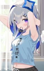 1girl adjusting_hair alternate_hairstyle amane_kanata armpits blue_halo clothes_writing colored_inner_hair commentary feathered_wings grey_hair hair_ornament hair_tie_in_mouth halo highres hololive long_hair looking_at_viewer mechanical_halo mouth_hold multicolored_hair navel purple_eyes rubber_band shirt solo star_halo streaked_hair t-shirt two-tone_hair virtual_youtuber wings yoru_no_yayoi