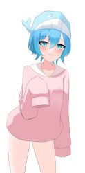 Rule 34 | 1boy, blue eyes, blue hair, blue headwear, collar, commentary, hair between eyes, highres, kujira-chan (hina misora), pink sweater, pmasterm, sailor collar, short hair, simple background, spanish commentary, sweater, thighs, trap, virtual youtuber, whale hat, white background, white collar