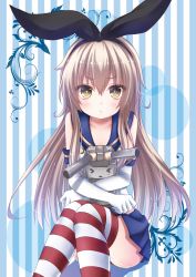 Rule 34 | &gt; &lt;, 10s, 1girl, blonde hair, blue skirt, closed eyes, elbow gloves, gloves, hairband, highres, kantai collection, long hair, looking at viewer, mitsuki yuu, rensouhou-chan, shimakaze (kancolle), sitting, skirt, striped background, striped clothes, striped thighhighs, thighhighs, vertical stripes, white gloves, yellow eyes