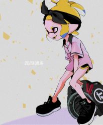 Rule 34 | 1girl, bandana, black footwear, black headband, black shorts, blonde hair, collared shirt, colored tongue, commentary, dated, dolphin shorts, fang, grey shirt, headband, holding, holding weapon, imaikuy0, inkling, inkling girl, inkling player character, logo, looking to the side, nintendo, no socks, open mouth, pointy ears, purple eyes, shirt, shoes, short hair, short shorts, short sleeves, shorts, sloshing machine (splatoon), smile, sneakers, solo, splatoon (series), splatoon 2, standing, symbol-only commentary, tentacle hair, weapon, yellow tongue