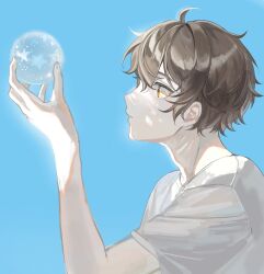 Rule 34 | 1boy, blue background, brown hair, from side, hair between eyes, highres, holding, holding orb, male focus, orb, parted lips, red eyes, short hair, short sleeves, simple background, solo, star (symbol), tower of god, twenty-fifth bam, yuna02348