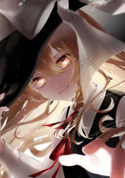 1girl black_hat blonde_hair blouse bow bowtie braid closed_mouth hair_between_eyes hat highres kirisame_marisa long_hair red_bow red_bowtie shirt simple_background single_braid smile solo touhou upper_body white_background white_shirt yellow_eyes yukia_(yukia_777)