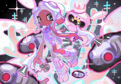 2girls agent_8_(splatoon) bodysuit boots choker commentary_request copyright_name crown dark-skinned_female dark_skin drone dual_wielding earrings grey_eyes grey_hair highres holding jelleton jewelry multiple_girls nintendo non-humanoid_robot octoling octoling_girl octoling_player_character order_dualies_(splatoon) pearl_drone_(splatoon) robot sparkle splatoon_(series) splatoon_3 splatoon_3:_side_order suction_cups swarming_languendo tentacle_hair white_bodysuit white_choker white_footwear xiaoyunatie