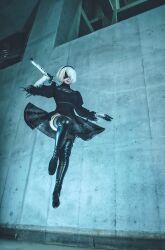Rule 34 | 2b (nier:automata), absurdres, black blindfold, black dress, black footwear, black hairband, blindfold, boots, cosplay photo, dress, gloves, hairband, high heel boots, high heels, highres, holding, holding sword, holding weapon, juliet sleeves, jumping, katana, long sleeves, midair, nier:automata, nier (series), photo (medium), puffy sleeves, puutin cos, short hair, side slit, sword, thigh boots, virtuous contract, weapon, white hair