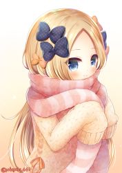Rule 34 | 1girl, abigail williams (fate), alternate costume, aran sweater, black bow, blonde hair, blue eyes, blush, bow, cable knit, closed mouth, commentary request, enpera, fate/grand order, fate (series), forehead, hair bow, long hair, long sleeves, looking at viewer, orange bow, parted bangs, pink scarf, polka dot, polka dot bow, scarf, sleeves past fingers, sleeves past wrists, smile, solo, striped clothes, striped scarf, sweater, twitter username, upper body, vertical-striped clothes, vertical-striped scarf, very long hair, yellow sweater, yukiyuki 441