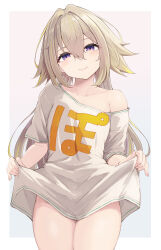 Rule 34 | 1girl, absurdres, bare shoulders, blonde hair, breasts, brown hair, closed mouth, clothes writing, collarbone, commentary request, grey background, groin, hair between eyes, hair intakes, head tilt, highres, ieiri popo, long hair, multicolored hair, nanashi inc., off shoulder, purple eyes, shirt, shirt hold, short sleeves, small breasts, smile, solo, streaked hair, temari rin, two-tone background, very long hair, virtual youtuber, white background, white shirt