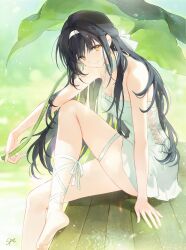 1girl artist_name bare_arms barefoot black_hair closed_mouth dress foot_out_of_frame hair_ribbon hairband highres knee_up leaf_umbrella long_hair looking_at_viewer original outdoors ribbon signature sitting smile solo spe_(speport) thigh_strap very_long_hair white_dress white_hairband white_ribbon yellow_eyes