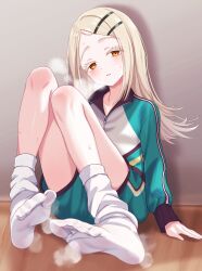 Rule 34 | 1girl, absurdres, blonde hair, gakuen idolmaster, green jacket, green shorts, hair ornament, hairpin, highres, idolmaster, indoors, jacket, long hair, looking at viewer, no shoes, open mouth, orange eyes, shinosawa hiro, shorts, shubashuba, sitting, socks, soles, solo, steam, toes, track jacket, white socks