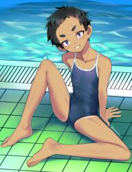 1girl black_hair blue_one-piece_swimsuit dark-skinned_female dark_skin flat_chest grin highres knee_up looking_at_viewer new_school_swimsuit on_ground one-piece_swimsuit original pool purple_eyes ryou@ryou school_swimsuit short_hair sitting smile solo swimsuit tan thick_eyebrows tomboy very_short_hair water