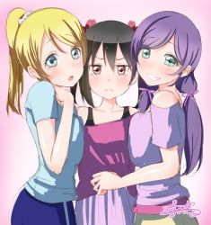 Rule 34 | 10s, 3girls, ayase eli, bare shoulders, black hair, blonde hair, blue eyes, blush, bow, breast envy, breast press, breasts, frown, girl sandwich, gradient background, green eyes, grin, hair bow, hair ornament, hair ribbon, hair scrunchie, large breasts, long hair, looking at viewer, love live!, love live! school idol festival, love live! school idol project, mashimaru (muzikluva), medium hair, multiple girls, open mouth, parted lips, pink background, pink ribbon, ponytail, purple hair, red bow, red eyes, ribbon, sandwiched, scrunchie, signature, smile, standing, teeth, tojo nozomi, twintails, yazawa nico