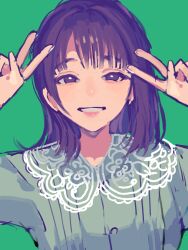 Rule 34 | 1girl, :d, blunt bangs, brown hair, commentary request, double v, fujidera minori, green background, hands up, highres, looking at viewer, open mouth, pink lips, real life, realistic, short hair, simple background, smile, solo, teeth, tsujii luki, upper body, v, voice actor
