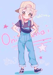 Rule 34 | 1girl, backwards hat, bag, bare arms, baseball cap, black footwear, black shirt, blue background, blue overalls, brown eyes, character name, commentary, copyright name, cosplay, fanny pack, full body, genderswap, genderswap (mtf), hands on own hips, hat, highres, hozuki momiji, hozuki momiji (cosplay), light blush, long hair, looking at viewer, low ponytail, mochitsuki kagami, onii-chan wa oshimai!, outline, overalls, oyama mahiro, pink hair, pink outline, shirt, shoes, short sleeves, sidelocks, simple background, smile, solo, standing, star (symbol), t-shirt