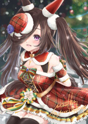 Rule 34 | 1girl, absurdres, animal ears, arms behind back, artist name, bench, black thighhighs, blurry, blurry background, bow, breasts, brown hair, christmas, cleavage, cosplay, daiwa scarlet (scarlet nuit etoile) (umamusume), daiwa scarlet (umamusume), daiwa scarlet (umamusume) (cosplay), depth of field, dress, ear covers, frilled dress, frills, fur-trimmed dress, fur armlet, fur trim, green bow, hair ornament, hair scrunchie, highres, holding, holding behind back, horse ears, horse girl, jewelry, long hair, looking at viewer, martha (user hece5422), medium breasts, necklace, on bench, open mouth, park bench, plaid, plaid dress, purple eyes, red dress, red headwear, rice shower (umamusume), santa dress, scrunchie, signature, single ear cover, sitting, sleeveless, sleeveless dress, smile, solo, thighhighs, tilted headwear, twintails, umamusume