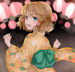 Rule 34 | 1girl, :d, alternate costume, back bow, blue eyes, blurry, blurry background, bow, brown hair, brown kimono, depth of field, fire emblem, fire emblem: path of radiance, floral print, flower, from behind, green bow, hair between eyes, hair flower, hair ornament, hair tubes, hands up, haru (nakajou-28), japanese clothes, kimono, lantern, long sleeves, looking at viewer, looking back, mist (fire emblem), nintendo, open mouth, paper lantern, pink flower, print kimono, round teeth, short hair, sidelocks, smile, solo, teeth, upper body, upper teeth only, wide sleeves, yukata
