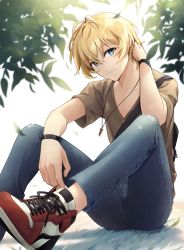 Rule 34 | 1boy, antenna hair, billy the kid (dream portrait) (fate), billy the kid (fate), blonde hair, blue eyes, bracelet, brown shirt, bullet necklace, casual, closed mouth, collarbone, denim, fate/grand order, fate (series), highres, jeans, jewelry, leaf, looking at viewer, male focus, necklace, official alternate costume, pants, shirt, shoes, sitting, smile, sneakers, solo, t-shirt, thunderstriker