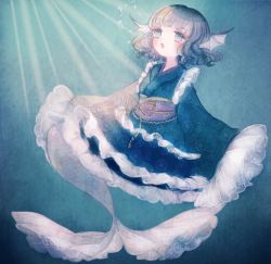 Rule 34 | 1girl, air bubble, bad id, bad pixiv id, bubble, fins, floral print, frills, full body, grey eyes, hands in opposite sleeves, head fins, japanese clothes, kikumon, kimono, light rays, looking up, mermaid, monster girl, obi, open mouth, sash, short hair, silver hair, solo, sunbeam, sunlight, touhou, underwater, wakasagihime, yujup