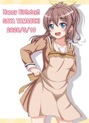 Rule 34 | 1girl, :d, apron, bang dream!, blue eyes, blush, breasts, brown apron, brown dress, brown hair, character name, collarbone, commentary request, cowboy shot, dated, dress, drop shadow, hair between eyes, hair ribbon, hanasakigawa school uniform, happy birthday, highres, long hair, long sleeves, looking at viewer, medium breasts, open mouth, ponytail, ribbon, sailor collar, sailor dress, school uniform, sidelocks, simple background, smile, solo, standing, teeth, two-tone background, tying apron, upper teeth only, white background, white sailor collar, yamabuki saya, yellow background, yellow ribbon, yoshino yamato