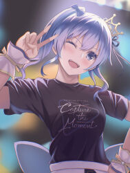 Rule 34 | 1girl, absurdres, bibideba (hololive), black shirt, blue eyes, blue hair, blue ribbon, blush, crown, eyelashes, fuarao, hair between eyes, highres, hololive, hoshimachi suisei, looking at viewer, mini crown, one eye closed, open mouth, ribbon, shiny skin, shirt, side ponytail, smile, solo, stage lights, t-shirt, upper body, v, virtual youtuber