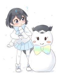 Rule 34 | 1girl, :&gt;, :&lt;, ?, absurdres, aged down, arctic fox (kemono friends), arctic fox (kemono friends) (cosplay), black hair, blue bow, blue bowtie, blue eyes, blue skirt, blush, blush stickers, bow, bowtie, capelet, character snowman, cosplay, eyes visible through hair, full body, fur-trimmed sleeves, fur trim, hair between eyes, hat, head wings, highres, kemono friends, long sleeves, mittens, pantyhose, pleated skirt, shiraha maru, short hair, simple background, skirt, snowman, solo, superb bird-of-paradise (kemono friends), western parotia (kemono friends), white background, white capelet, white pantyhose, wings