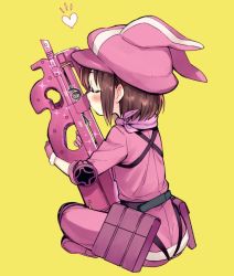 Rule 34 | 2girls, animal ears, animal hat, ascot, brown hair, bullpup, from behind, gloves, gun, hat, kiss, llenn (sao), multiple girls, niina ryou, object kiss, one eye closed, p-chan (p90), p-chan (sao), p90, personal defense weapon, pink gloves, pink hat, rabbit ears, short hair, simple background, solo, submachine gun, sword art online, sword art online alternative: gun gale online, weapon, wink, yellow background