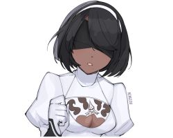 Rule 34 | 1girl, alternate color, artist name, black blindfold, blindfold, breasts, closed mouth, commentary, dark-skinned female, dark skin, hairband, kyou (ningiou), lips, medium breasts, mole, mole under mouth, nier (series), nier:automata, puffy sleeves, shiny skin, short hair, signature, simple background, solo, soul calibur, upper body, white background, white hairband, 2p (nier:automata)