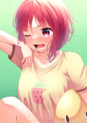 Rule 34 | 1girl, absurdres, arima kana, bird mask, blush, collarbone, commentary, cropped shirt, daichi (hayate1328), food print, green background, hand up, highres, mask, unworn mask, nose blush, one eye closed, open mouth, oshi no ko, pieyon, print shirt, red eyes, red hair, shirt, short hair, short sleeves, simple background, solo, strawberry print, sweat, t-shirt, teeth, upper body, wiping face, wiping sweat, yellow shirt